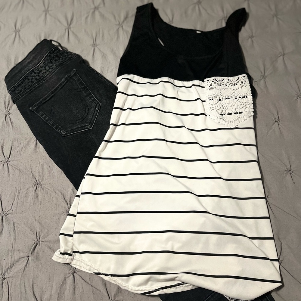 ⭐️Black and White 🌺 Striped Racerback Tank Top w/ Crochet Pocket Size Medium
